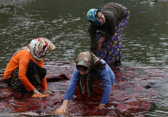 Des femmes iraniennes lavent un tapis tissé à la main dans un lac